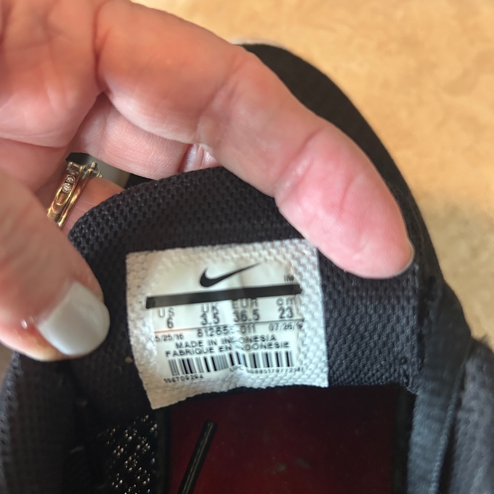 Nike Black and Red Running Shoes - Picture 4 of 4
